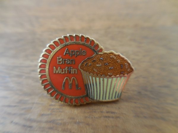 画像1: 【McDonald's Apple Bran Muffin】ピンバッジ ピンバッチ PINS カナダ マクドナルド　マフィン (1)