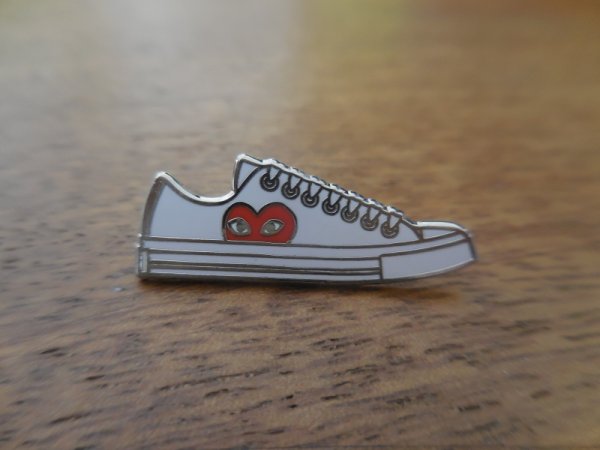 画像1: 【PLAY COMME des GARCONS×CONVERSE プレイ コムデギャルソン×コンバース】ピンバッジ ピンバッチ PINS スニーカー (1)